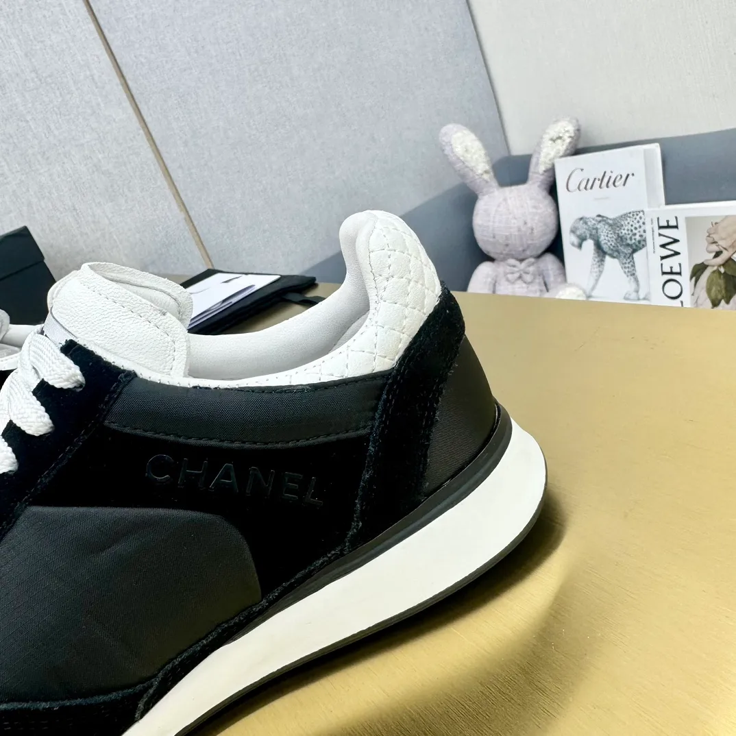 👟👟Ex-factory price 560👟👟 CHANEL Chanel thick-soled panda sneakers Panda biscuit shoes Chanel 2024ss popular panda shoes 🐼Colorful thick-soled casual sports shoes sneakers counter synchronization The counter is very popular Very difficult to buy a shoe The most popular thick-soled panda shoes on the Internet It can be imagined that small fragrance control can not miss it, both appearance and comfort coexist Simple and versatile white shoes. The thick sole increases height and is super versatile. You can wear it with your eyes closed😍Whoever wears it will look better. Upper: calfskin. Lining: imported sheepskin lining. Outsole: TPU original outsole. Size: 35-40 (41 customized.